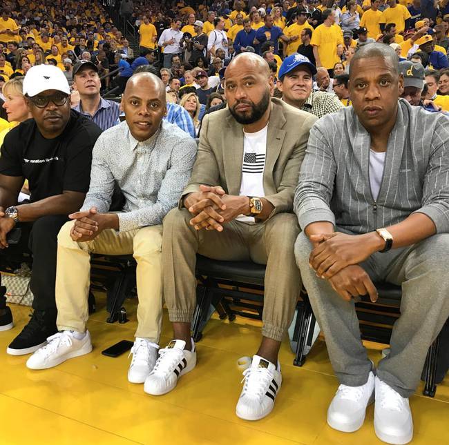 字母在70年代砍250分？迈克-詹姆斯：过去可不惯着走步&翻腕&二带